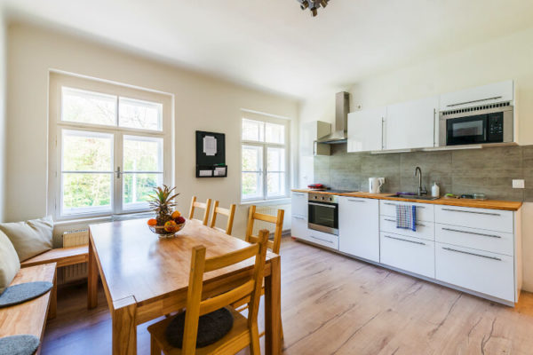 Küchenzeile mit Essbereich