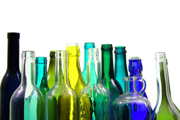 Leere Glasflaschen in unterschiedlichen Farben
