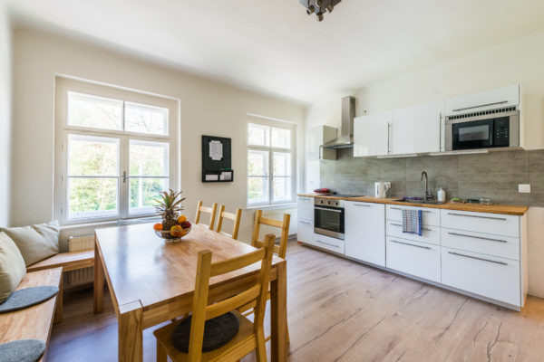 Küchen- und Essbereich mit zwei großen Fenstern