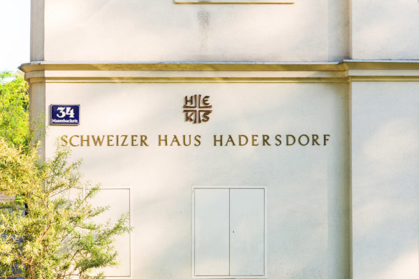 Schweizer Haus Hadersdorf Schriftzug an der Hausfassade