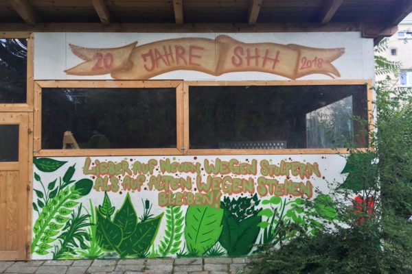 Ein Graffiti auf einer Hausmauer mit dem Titel 20 Jahre SHH 2018